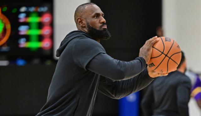 开云在线-詹姆斯恢复训练获官方批准 湖人跟队辟谣离队传言