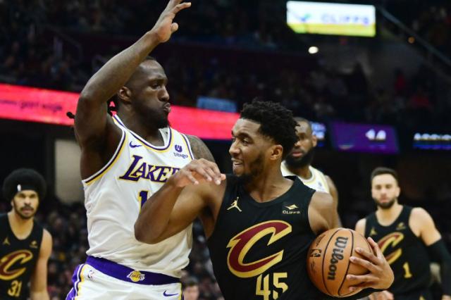 开云APP下载-米切尔回归首战末节哑火 湖人奇兵成防守关键