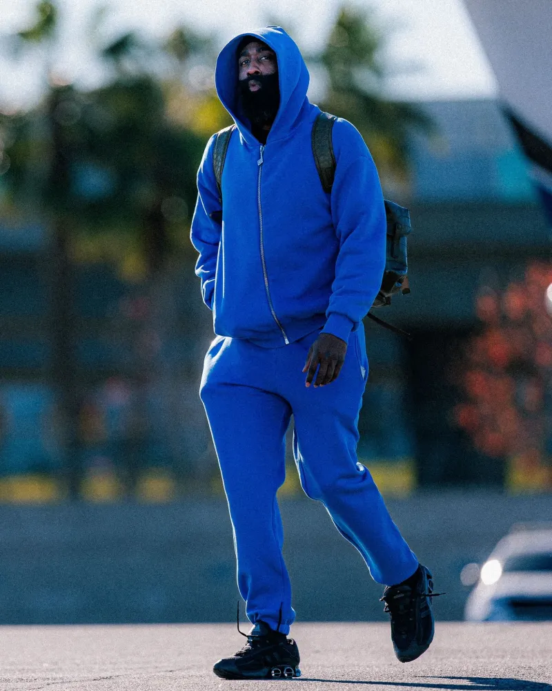 开云娱乐-快船社媒晒球员奔赴客场的登机照片，哈登等球员出镜