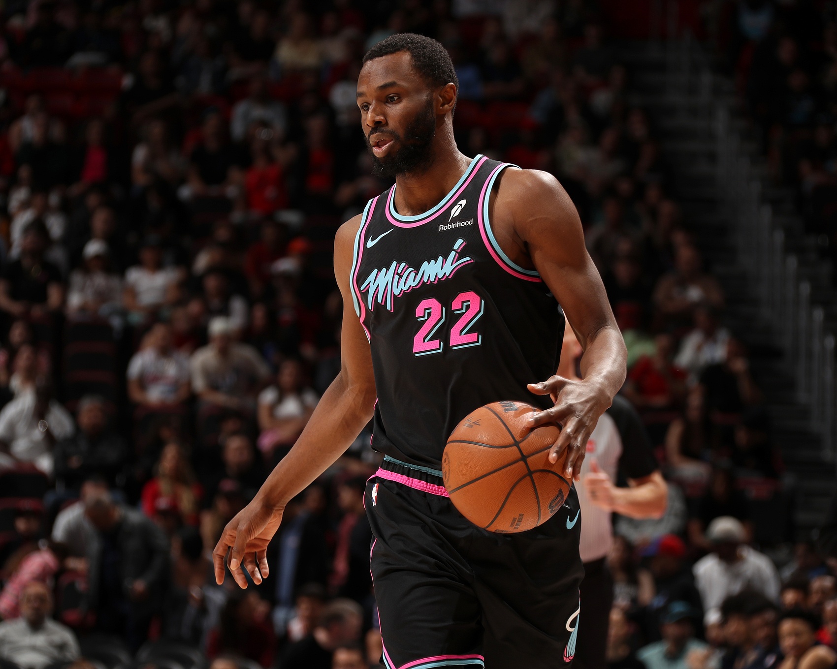 开云APP下载-场均15.6分4.9板！热火迎战老鹰 维金斯因左腿筋紧张缺阵