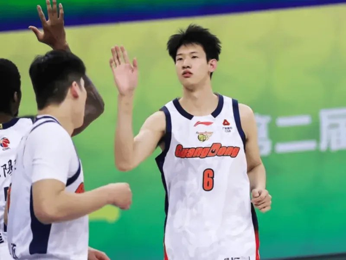 kaiyun sports-广东104-113上海1喜3忧！黄明依奇兵，内线+张皓嘉没法看！|CBA俱乐部杯|杜锋|球员|比赛|对手_新浪体育_新浪新闻