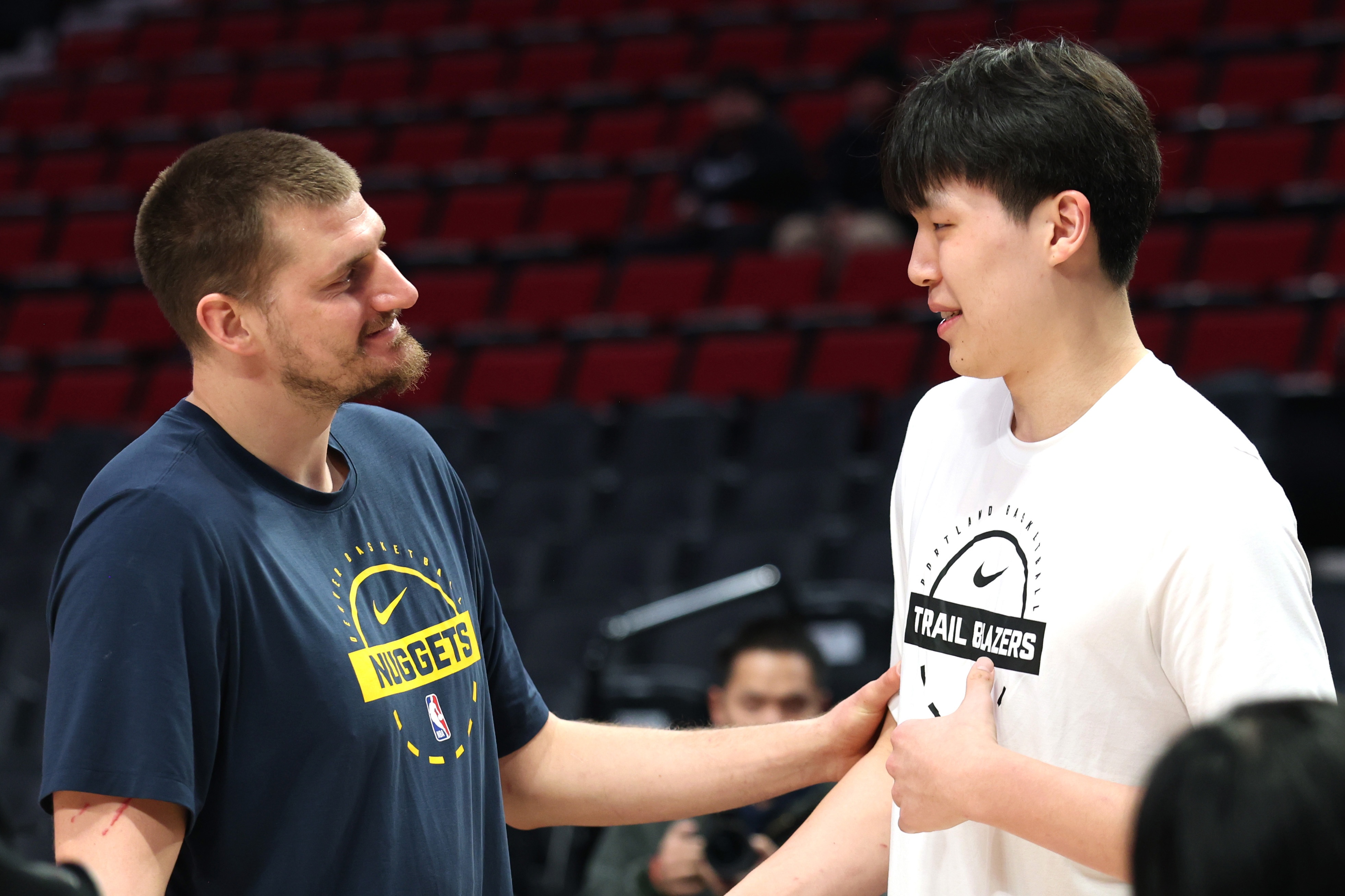 拓媒：解说动不动就说杨瀚森是小约基奇 这样做对杨没一点好处