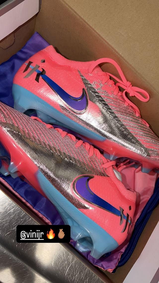 开云APP下载-愿望达成，索博斯洛伊晒维尼修斯送给他的后者专属战靴